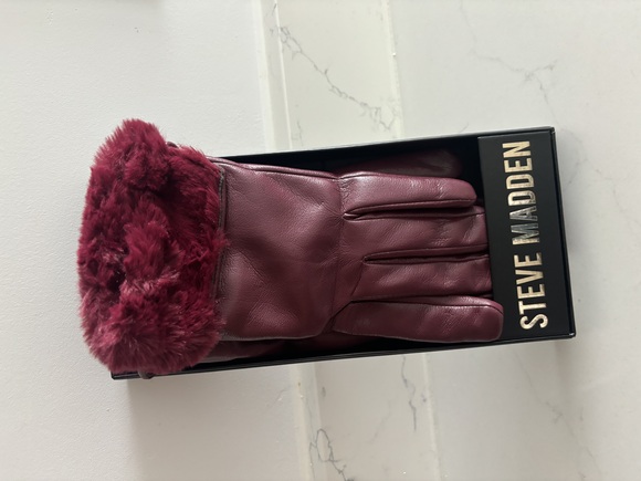 Burgundy Steve Madden Gloves - Picture 1 of 2